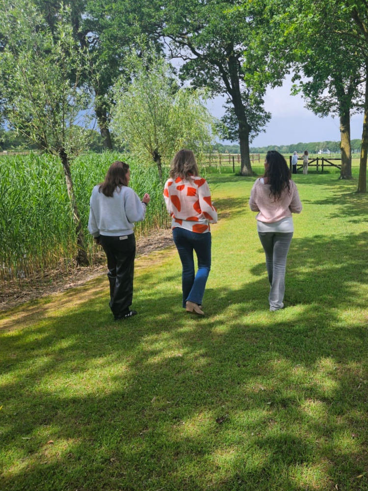 https://equiveer.nl/wp-content/uploads/2026/08/Team-vergadering-8-EquiVeer-Vera-Fredrikz-Lemelerveld-Zwolle-Kampen-Hengelo-Enschede-Zutphen-Deventer-Apeldoorn-Almelo-Raalte-Ommen-Hardenberg-Oldenzaal.png